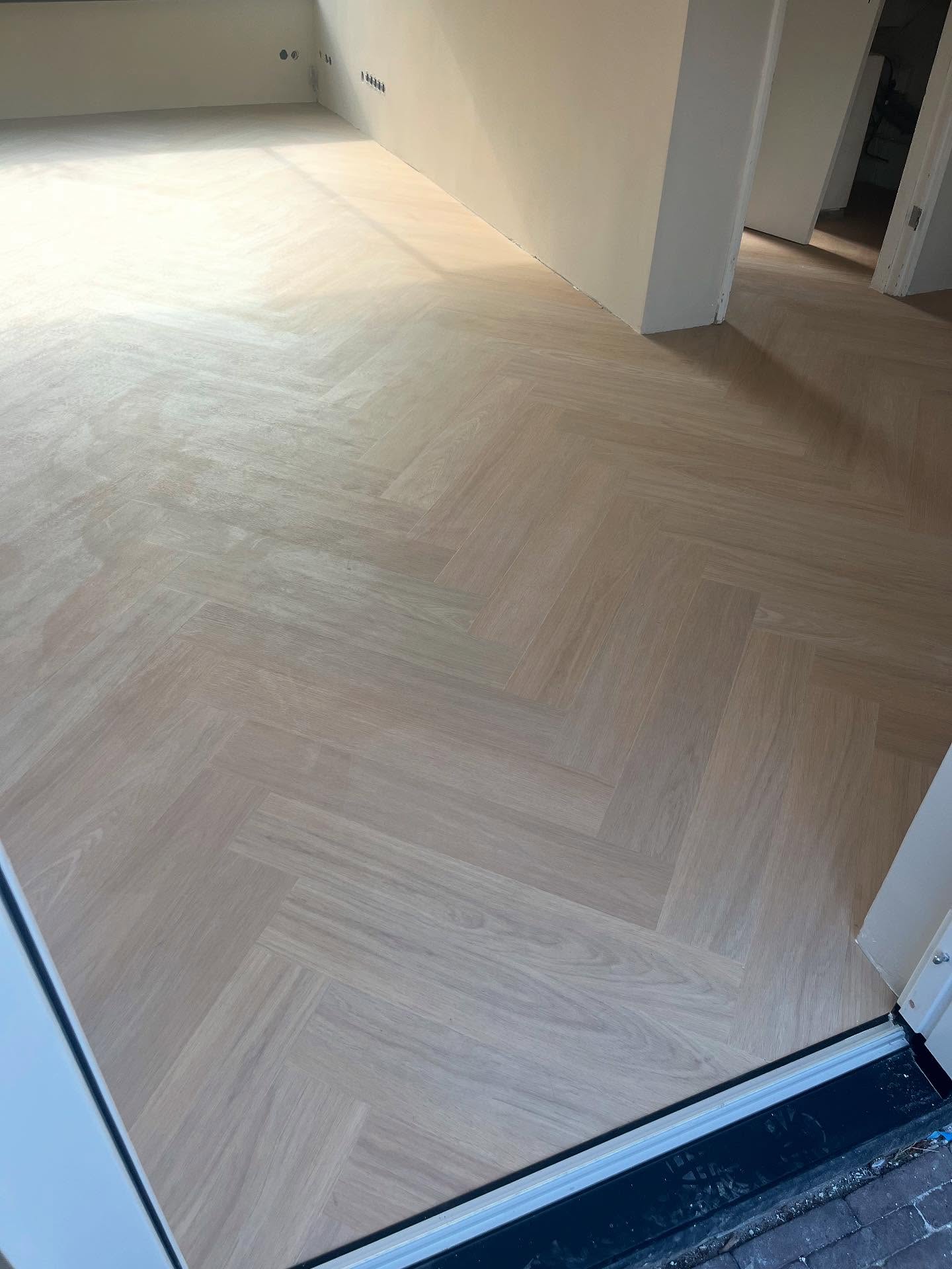 PVC-visgraatvloer gelegd door Renova Vision in Drachten